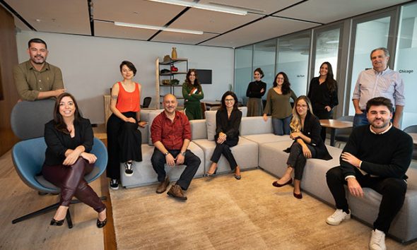 equipe comercial brasileira usando dashboard de dados e inteligência artificial para vendas B2B no Brasil