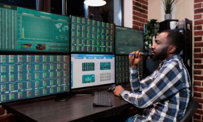 trader analisando fluxo de mercado em múltiplas telas com foco em leitura de agressão