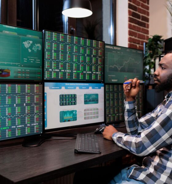 trader analisando fluxo de mercado em múltiplas telas com foco em leitura de agressão