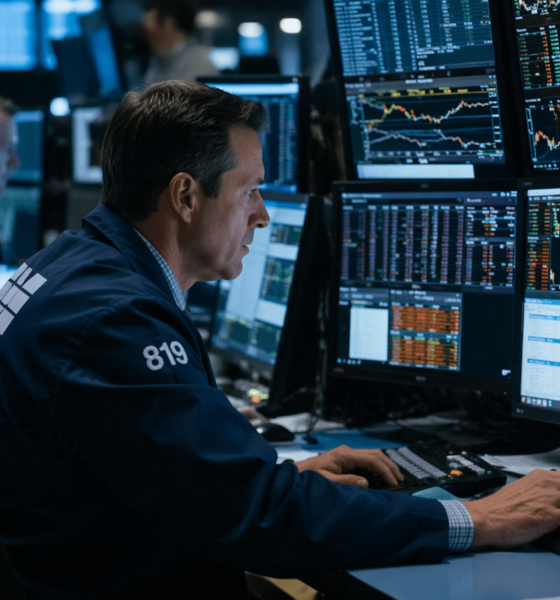 traders analisando fluxo de agressão no mercado financeiro em tempo real